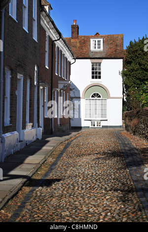 Periode Häuser entlang einer gepflasterten Straße, Roggen, East Sussex, England Stockfoto