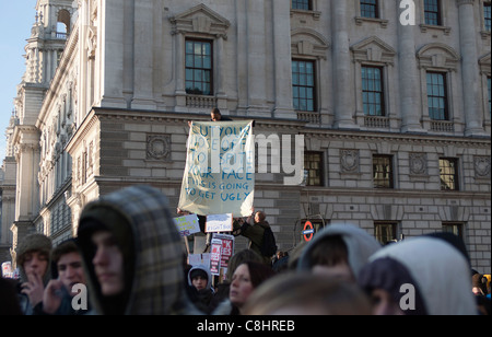 Ein Banner ist im Parlament Square in London während der Studentenproteste gegen erhöhte Studiengebühren erhoben. London 12.09.2010 Stockfoto