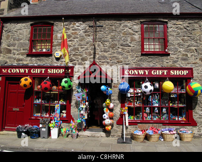 außen / front des Conwy Geschenk Shop Verkauf Spielzeug Eimer und Kugeln in Conwy North Wales UK Stockfoto