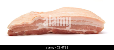 Platte aus rohen Schweinebauch aus niedrigen Perspektive isoliert auf weiss. Stockfoto