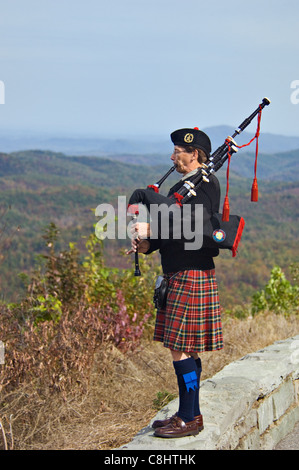 Mann spielt Dudelsack am Aussichtspunkt auf dem Cherohala Skyway in Monroe County in Tennessee Stockfoto