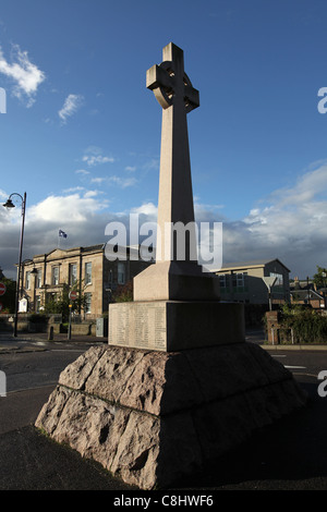 Stadt von Dingwall, Schottland. Der Granit Iona cross Boer-Krieg-Denkmal mit dem Highland Theological College in den Hintergrund. Stockfoto