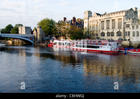 Kendal-Brücke über den Fluss Ouse in York mit Vergnügen cruise Boote im Vordergrund Stockfoto