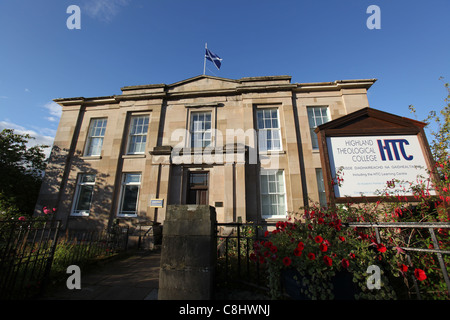 Stadt von Dingwall, Schottland. Die Highland Theological College in Dingwall der High Street. Stockfoto