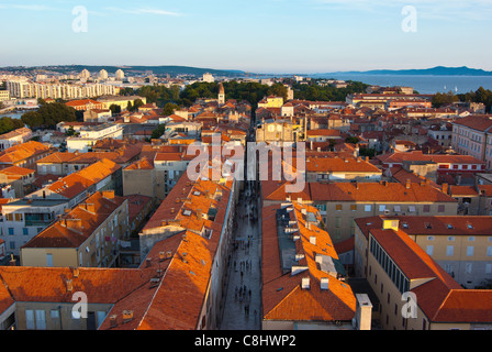 Zadar, Kroatien. Ein Blick vom höchsten Glockenturm in der Stadt. Stockfoto