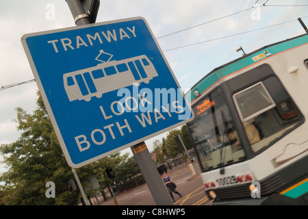Manchester Metrolink Straßenbahn bewegten Vergangenheit "Look Both Ways" Zeichen durch Salford Quays, Manchester, Lancashire, UK Straßenbahn. Stockfoto