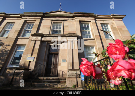 Stadt von Dingwall, Schottland. Die Highland Theological College in Dingwall der High Street. Stockfoto