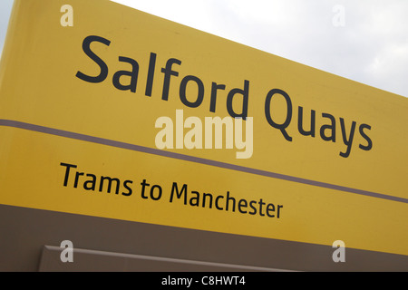 Ein leuchtend gelben Straßenbahn-Stop-Schild in Salford Quays auf die Manchester Metrolink, Manchester, Lancashire, UK. Stockfoto