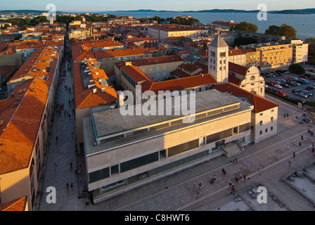 Zadar, Kroatien. Ein Blick vom höchsten Glockenturm in der Stadt. Stockfoto