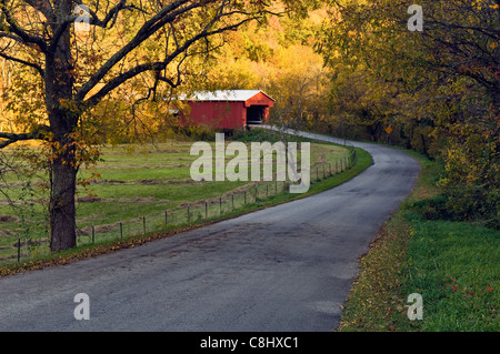 Straße nach Busching überdachte Brücke am Laughery Creek in Ripley County, Indiana Stockfoto