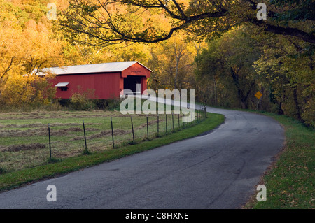 Straße nach Busching überdachte Brücke am Laughery Creek in Ripley County, Indiana Stockfoto