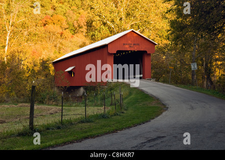 Straße nach Busching überdachte Brücke am Laughery Creek in Ripley County, Indiana Stockfoto