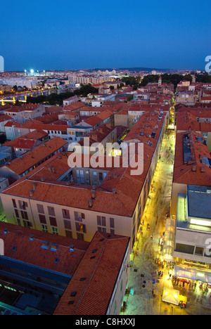 Zadar, Kroatien. Ein Blick vom höchsten Glockenturm in der Stadt. Stockfoto