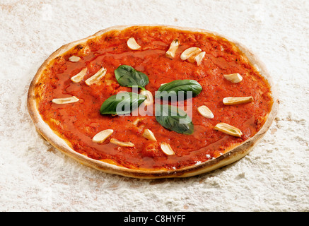 Pizza marinara auf Mehl Hintergrund Stockfoto