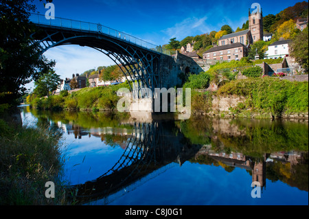 Eiserne Brücke über den Fluss Severn bei Ironbridge, Shropshire UK Stockfoto