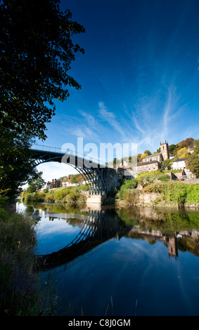 Eiserne Brücke über den Fluss Severn bei Ironbridge, Shropshire UK Stockfoto