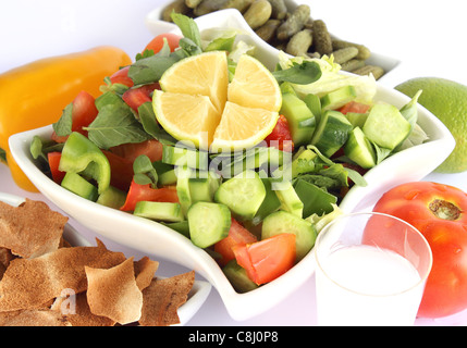 Fattoush - libanesischen Salat isoliert auf weißem Hintergrund Stockfoto