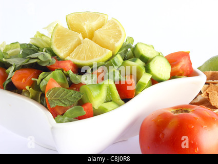 Fattoush - libanesischen Salat isoliert auf weißem Hintergrund Stockfoto