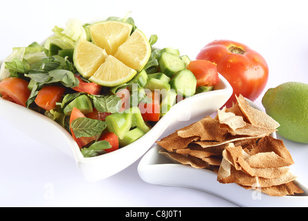 Fattoush - libanesischen Salat isoliert auf weißem Hintergrund Stockfoto