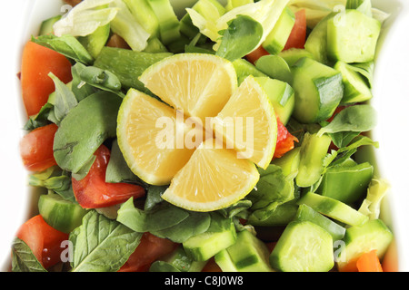 Fattoush - libanesischen Salat isoliert auf weißem Hintergrund Stockfoto