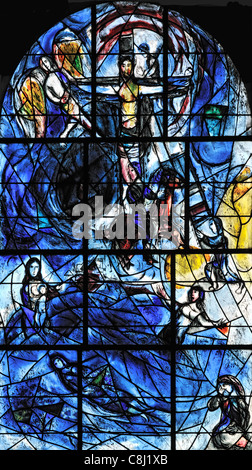 Tod und Auferstehung (Dritter von fünf Windows Darstellung der menschlichen Erfahrung) von Marc Chagall, Kirche von Tudeley, Kent, England Stockfoto