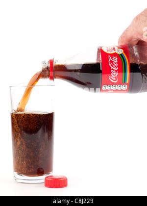 Flasche Coca Cola wird in einem klaren einfachen Glas gegossen Stockfoto