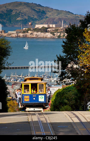 Seilbahn läuft bis Hyde Street in San Francisco mit Alcatraz darüber hinaus, Kalifornien USA Stockfoto