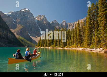 Drei Frauen, Kanufahren auf Moraine Lake, Banff Nationalpark, Alberta, Kanada Stockfoto