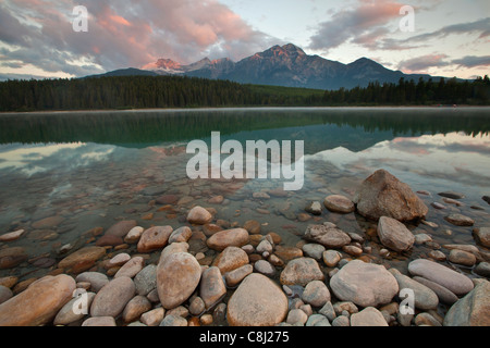 Pyramid Mountain reflektiert in Patricia Lake bei Sonnenaufgang in Jasper Nationalpark, Alberta, Kanada Stockfoto