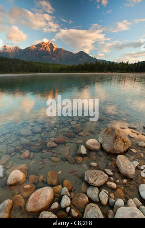 Pyramid Mountain reflektiert in Patricia Lake bei Sonnenaufgang in Jasper Nationalpark, Alberta, Kanada Stockfoto