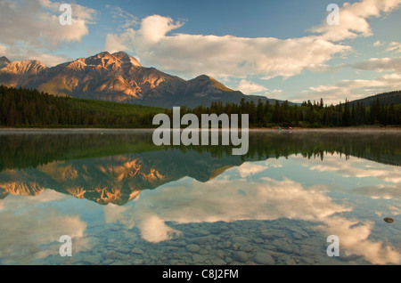 Pyramid Mountain reflektiert in Patricia Lake bei Sonnenaufgang in Jasper Nationalpark, Alberta, Kanada Stockfoto