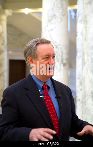 US-Senator Mike Crapo im Gespräch mit den Medien innerhalb der Idaho State Capitol Gebäude in Boise, Idaho, USA. Stockfoto