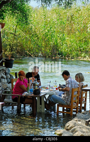 AKYAKA, TÜRKEI. Eine türkische Familie Essen in einem Restaurant von (oder, genauer gesagt in) Flusses Azmak. 2011. Stockfoto