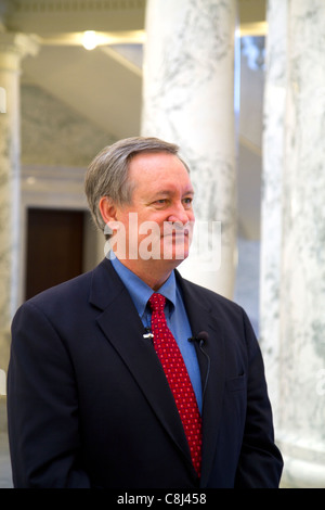 US-Senator Mike Crapo im Gespräch mit den Medien innerhalb der Idaho State Capitol Gebäude in Boise, Idaho, USA. Stockfoto