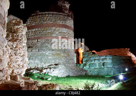 Alten Mauern von Nessebar in Nacht (Ruinen von Festungsmauern alte Stadt Nessebar) Stockfoto