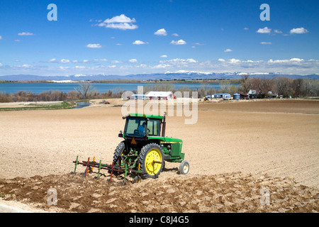 Traktor schneiden corrugates in Feld für die Bewässerung in der Nähe von Lake Lowell im Canyon County, Idaho, USA. Stockfoto