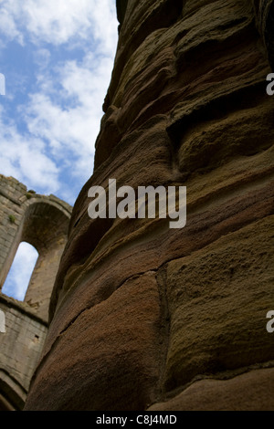 Abstrakten Blick auf eine der Spalten in den Hauptteil der Kirche die Überreste von Fountains Abbey, Yorkshire Stockfoto