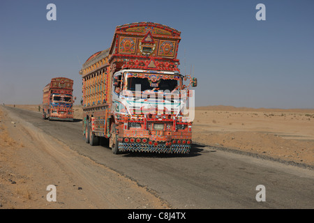 LKW, Pakistan, Baluchistan, Asien, rollende Kunstwerk, Bedford, pakistanische LKW, Wüste, bunt, Dekoration, dekorieren Stockfoto