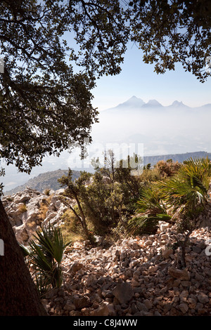 Blick auf die Ponoch & "Puig Campana" Berge im nebligen Hitze Dunst an der Costa Blanca, Spanien. Stockfoto