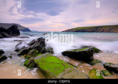 Abendlicht beleuchtet West Kerry Küstenabschnitten am Clogher Head, Co.Kerry, Irland Stockfoto