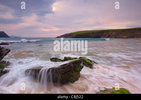 Abendlicht beleuchtet West Kerry Küstenabschnitten am Clogher Head, Co.Kerry, Irland Stockfoto