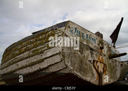 Eine ramponierte alte Boot "Jill Anne" am Strand von Aldeburgh in Suffolk Stockfoto