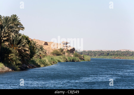 Blick auf Gebel Silsila Sandstein Steinbruch und Winde auf dem Westufer des Nils, in der Nähe von Assuan, Süden von Ägypten Stockfoto
