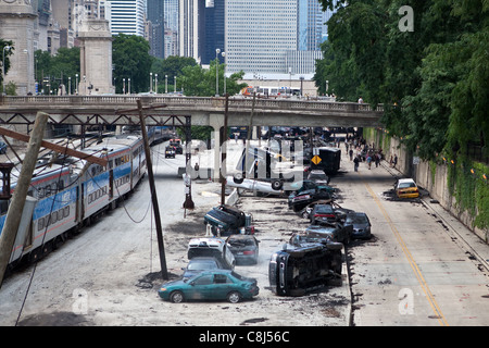 Zerstörte Autos neben einem Gleis am Set für Transformatoren, dunkle Seite des Mondes, in der Innenstadt von Chicago zu sehen Stockfoto