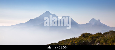 Blick auf die Ponoch & "Puig Campana" Berge im nebligen Hitze Dunst an der Costa Blanca, Spanien. Stockfoto