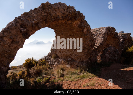 Teil der Ruinen der Festung Bernia, Costa Blanca, Spanien. Stockfoto