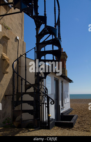 Die gewundenen Wendeltreppe hinauf auf den Gipfel des Südens Aussichtsturm mit Blick auf den Strand von Aldeburgh in Suffolk Stockfoto