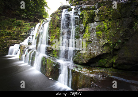 Corra Linn Wasserfall auf dem Fluss Clyde in New Lanark, Schottland. Stockfoto