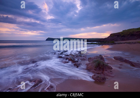 zerklüftete Küste bei Sonnenuntergang auf der Dingle-Halbinsel, Co.Kerry, Irland Stockfoto