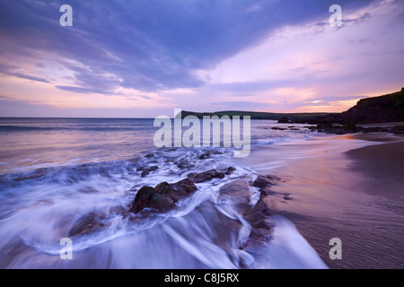 zerklüftete Küste bei Sonnenuntergang auf der Dingle-Halbinsel, Co.Kerry, Irland Stockfoto